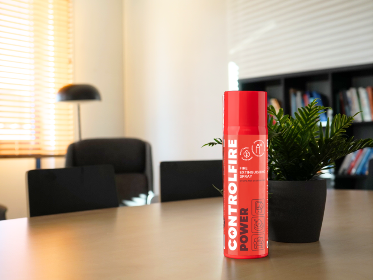 Control Fire blusspray 500ml staat op een vergadertafel in een kantooromgeving