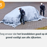 Gebruiksaanwijzing stap 3 voor het gebruiken van een branddeken voor brandende elektrische auto's