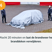 Gebruiksaanwijzing stap 4 voor het gebruiken van een branddeken voor brandende elektrische auto's