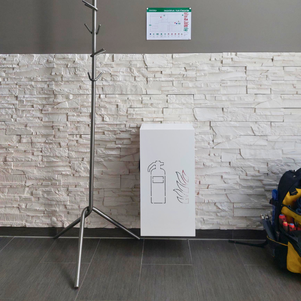 Design brandblushouder wit met laser cutting van brandblusser-symbool geïnstalleerd aan een muur