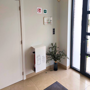 Design brandblushouder wit met laser cutting van brandblusser-symbool geplaatst in een gang