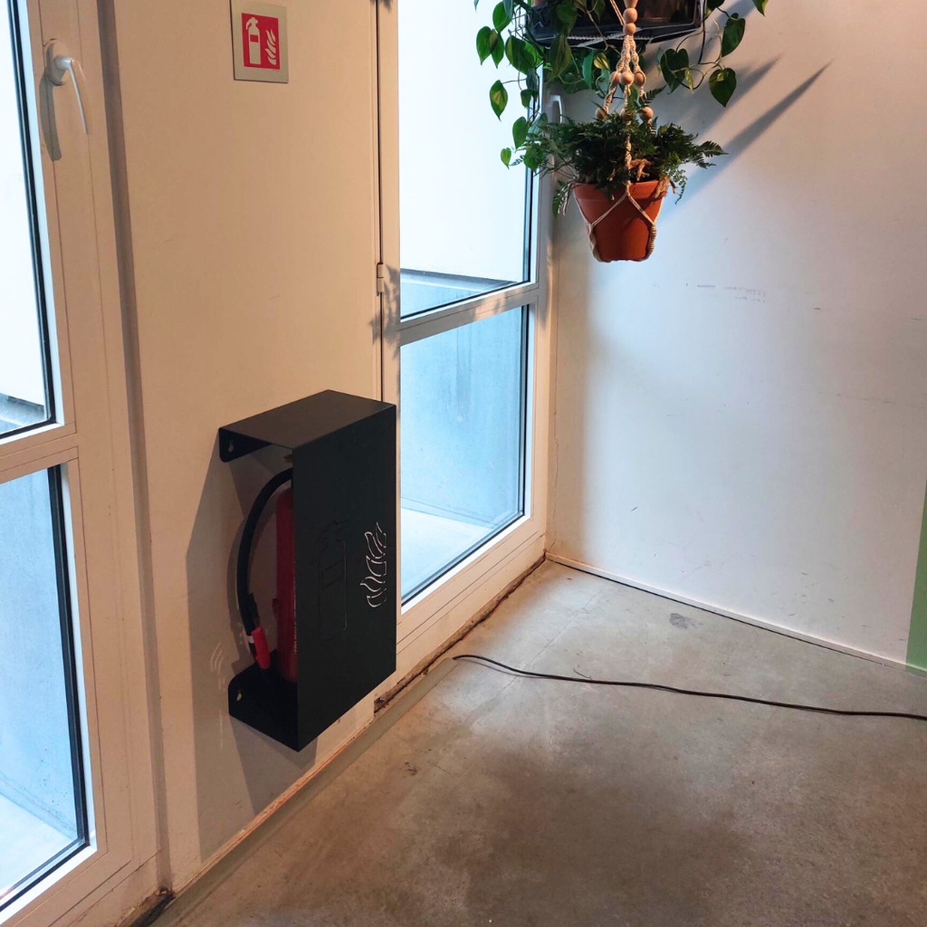 Design brandblushouder antraciet met laser cutting van brandblusser-symbool geplaatst aan muur