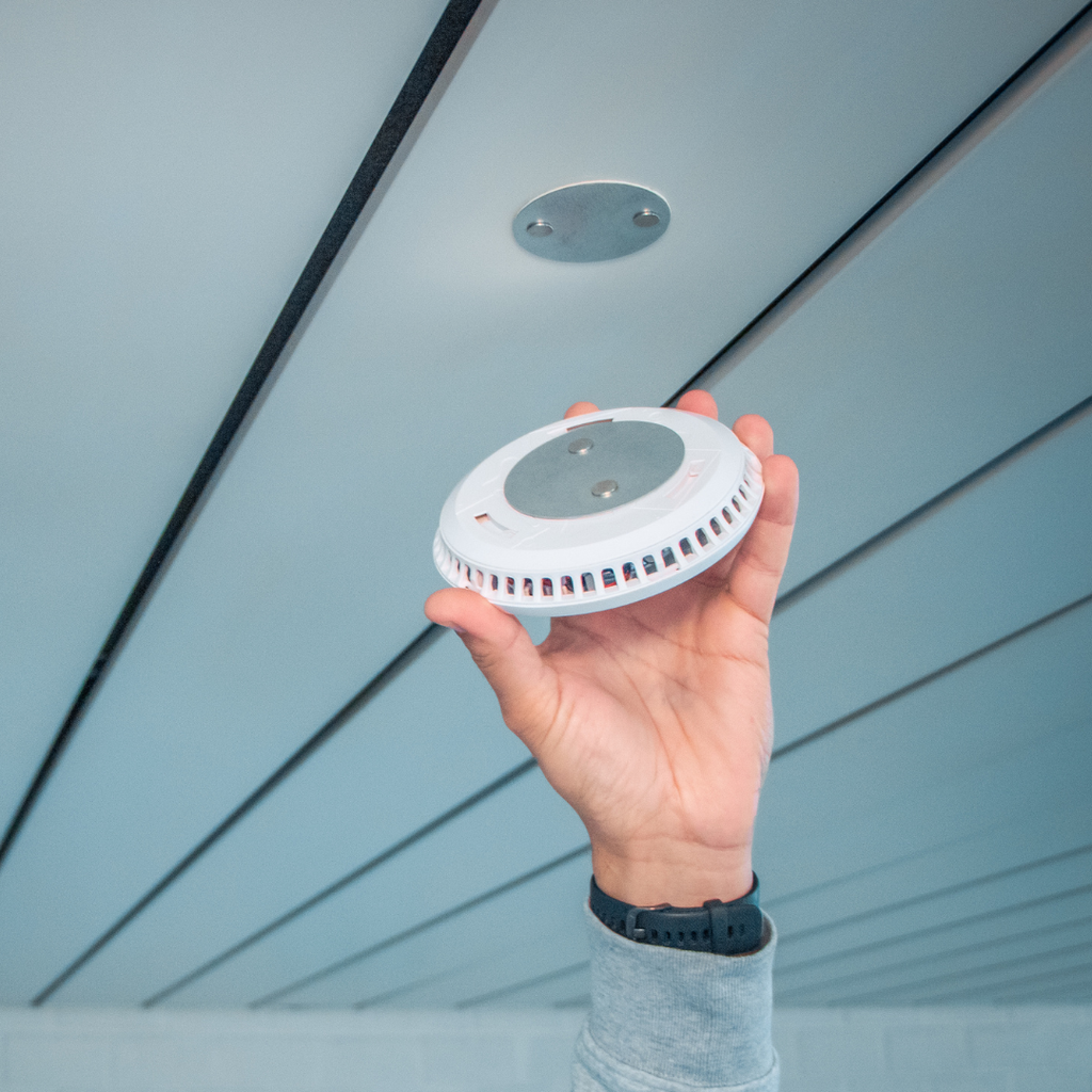 Rookmelder installeren zonder boren met magnetische montageset