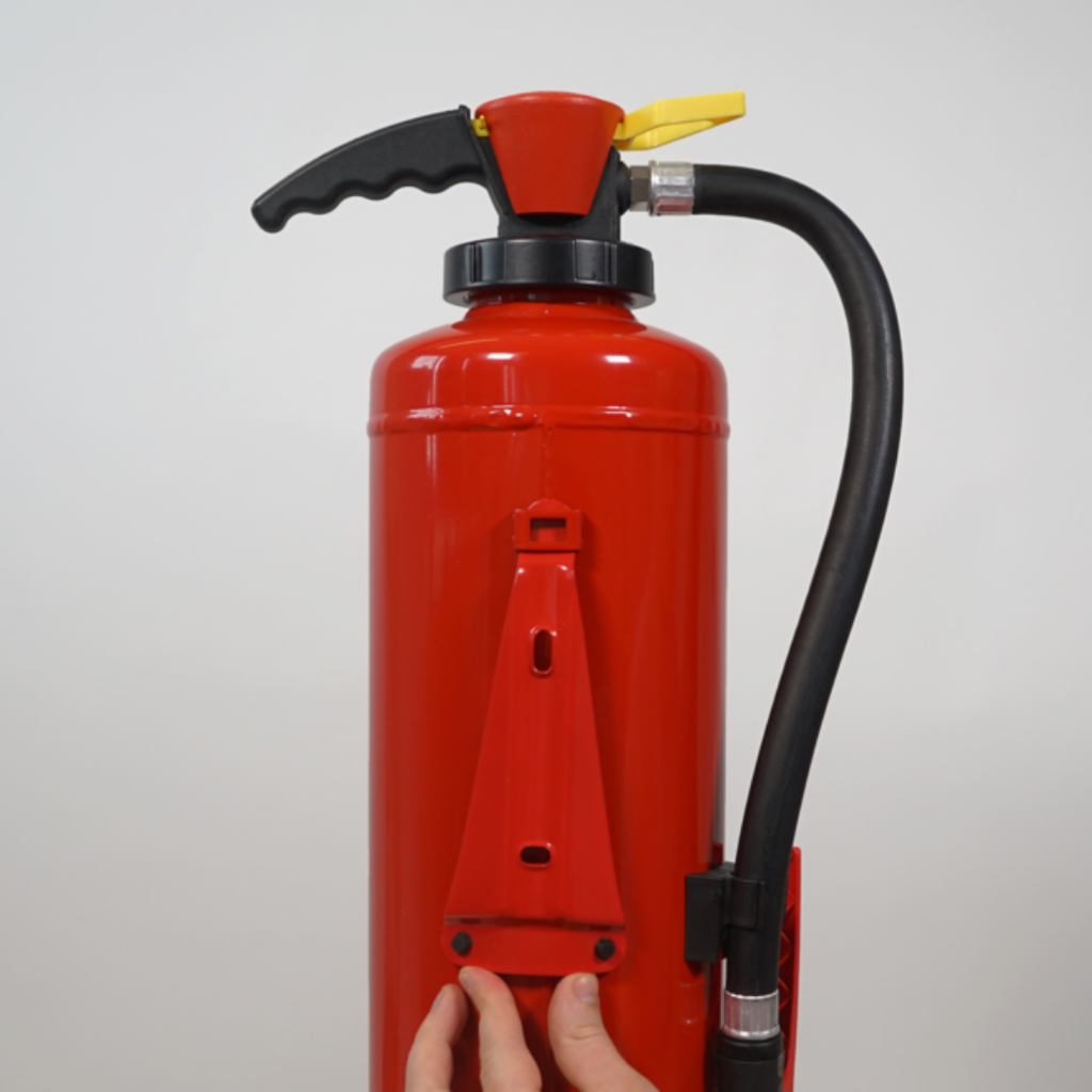 Brandblusser met bevestiging via haak op vat met muurbeugel