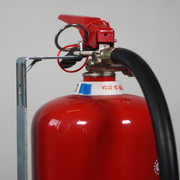 Brandblusser met bevestiging via oog op hals