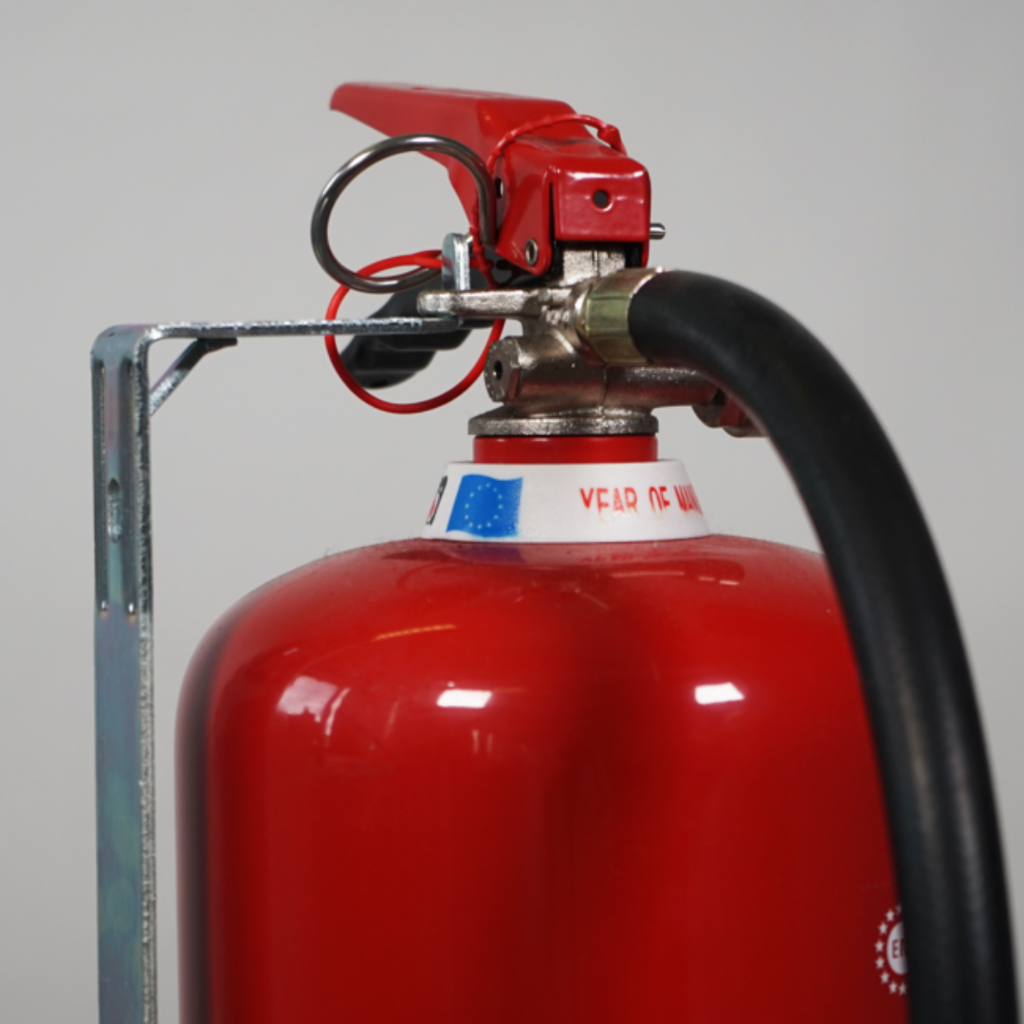 Brandblusser met bevestiging via oog op hals
