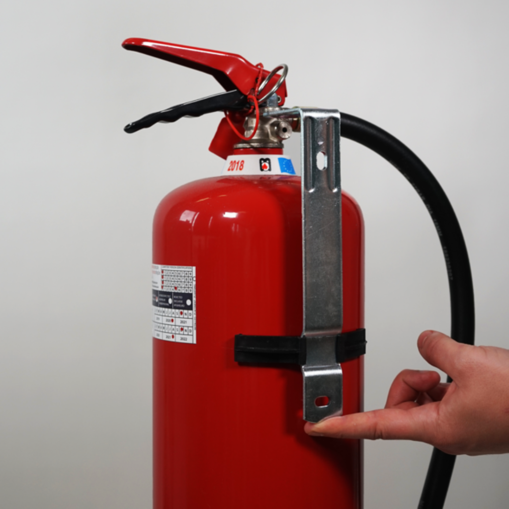 Brandblusser met bevestiging via oog op hals met muurbeugel