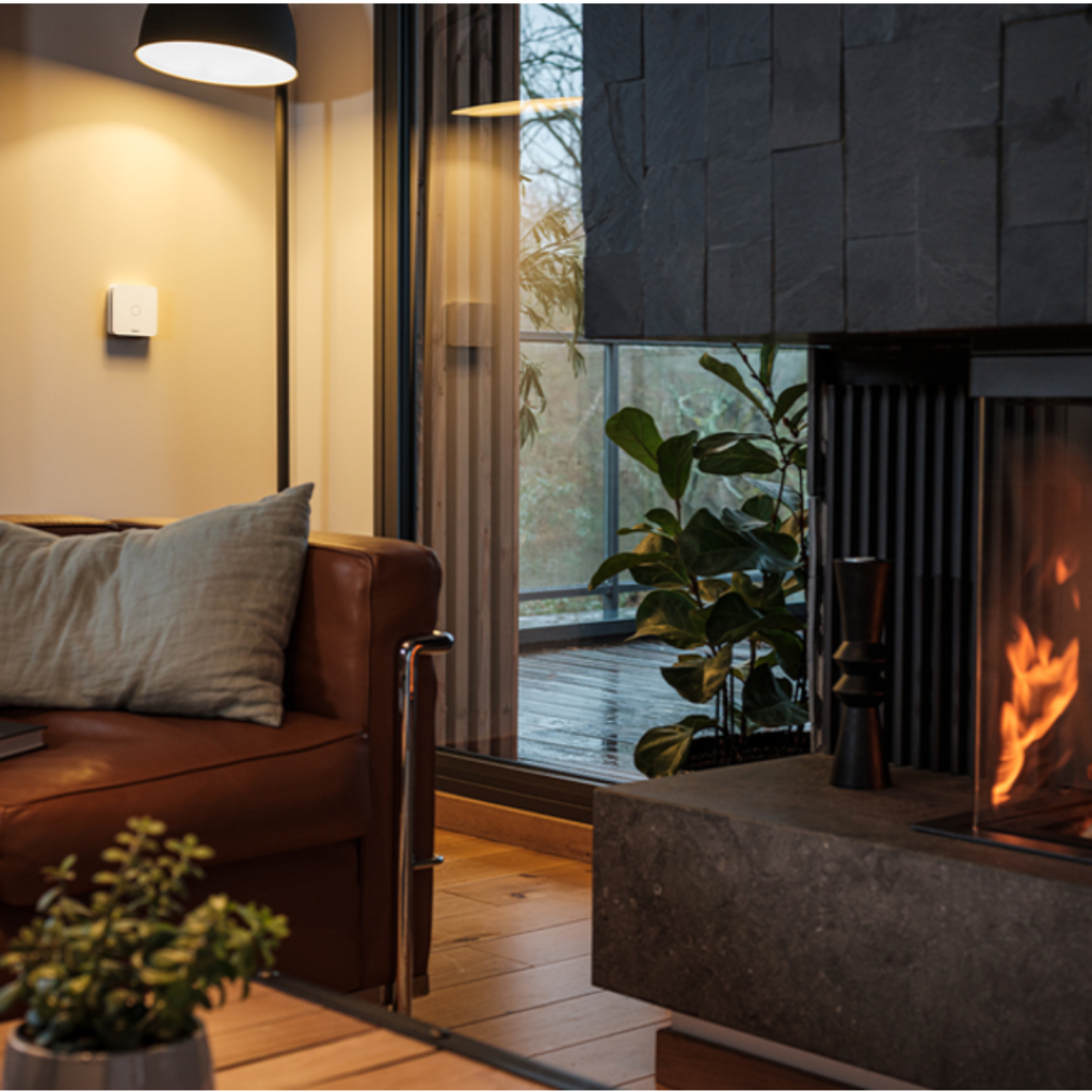 Netatmo slimme CO-melder in woonkamer of living aan de muur op loophoogte 