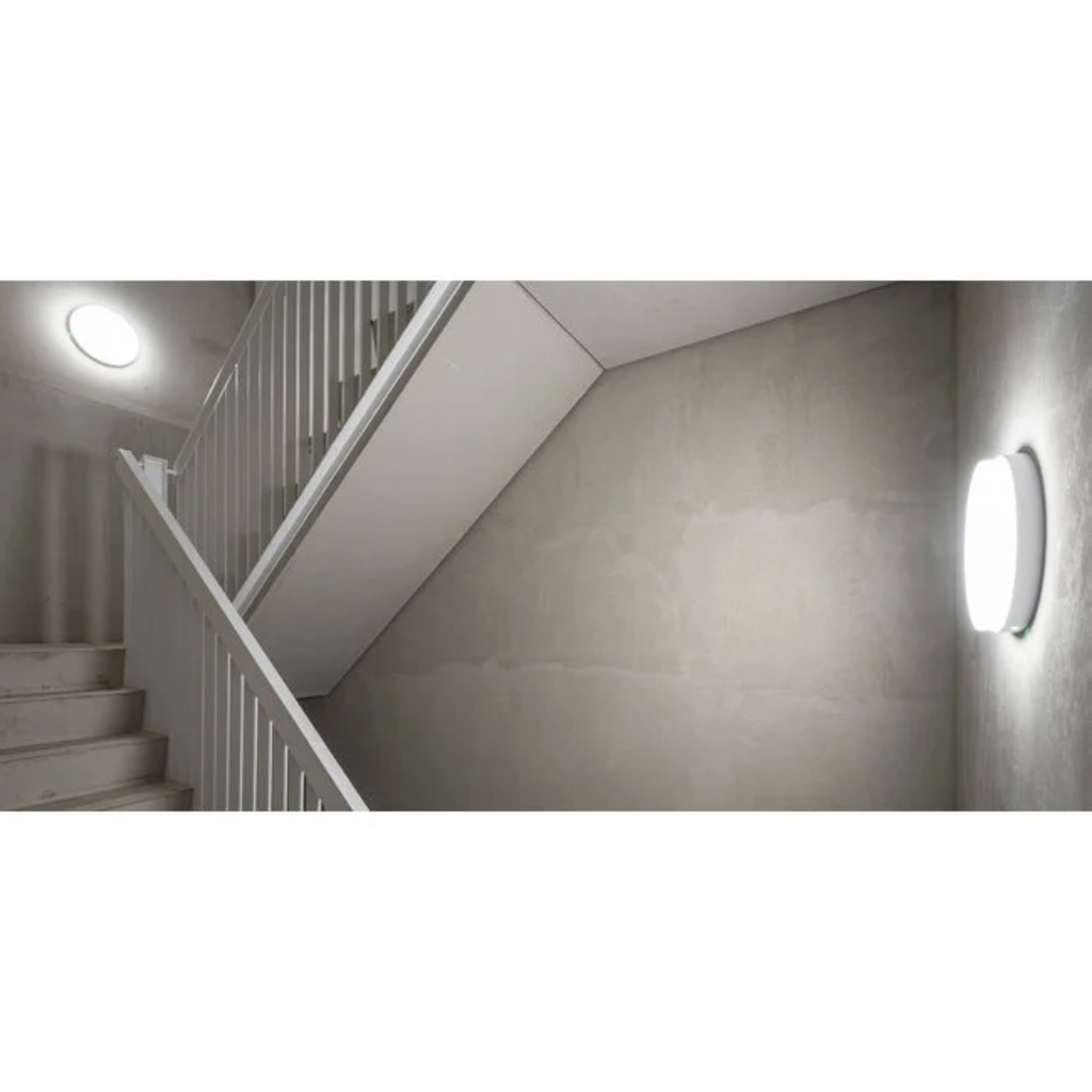 Twee Prolumia Prodisc III met noodfunctie in trappenhal van appartementsgebouw 