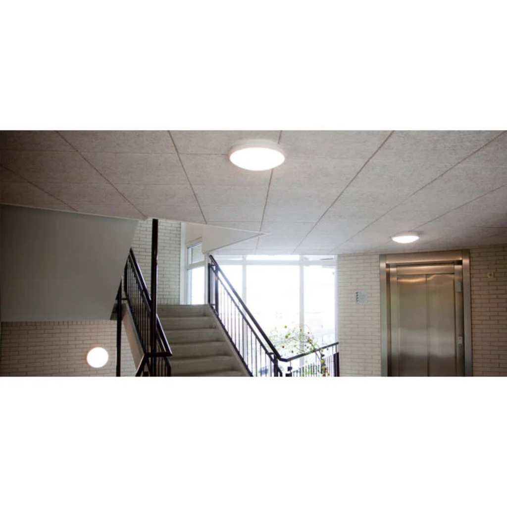 Drie Prolumia Prodisc III met noodfunctie in inkomhal van appartementsgebouw