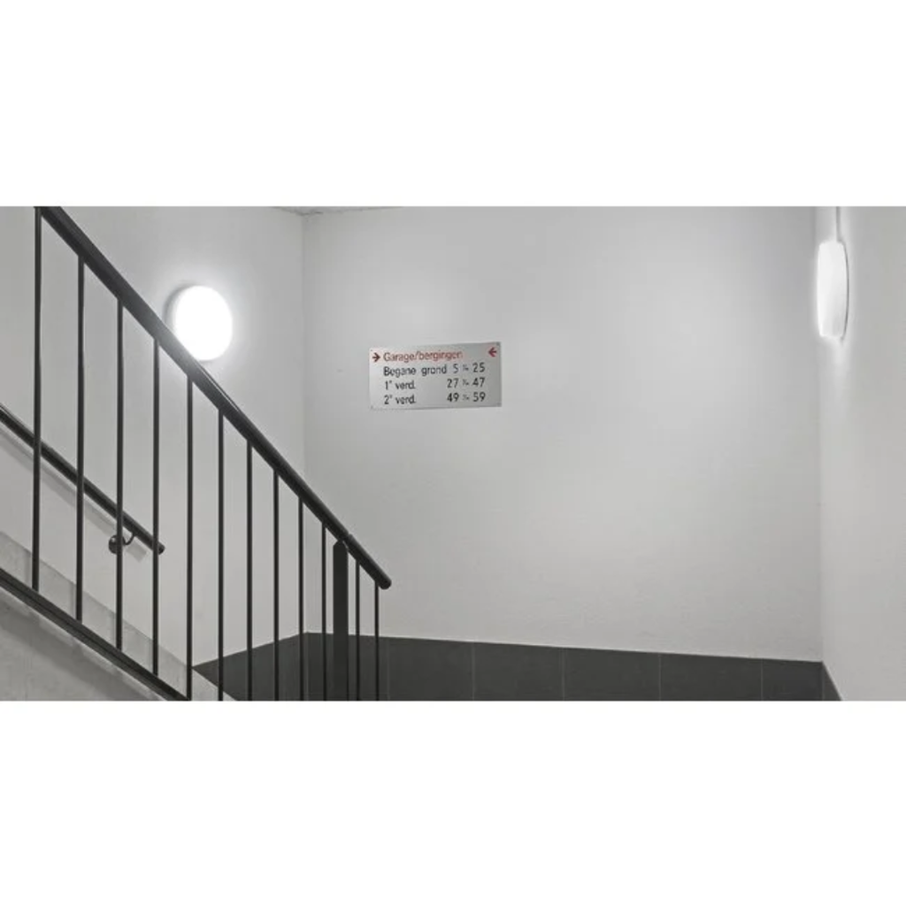 Twee Prolumia Prodisc III met noodfunctie in trappenhal van appartementsgebouw