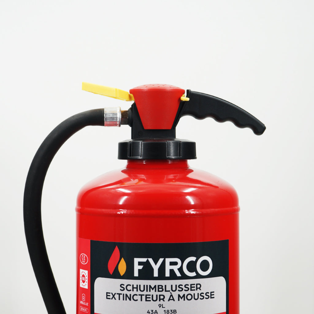 Schuimbrandblusser fluorvrij 9l AB met intern patroon en BENOR gekeurd close-up brandblusserkop